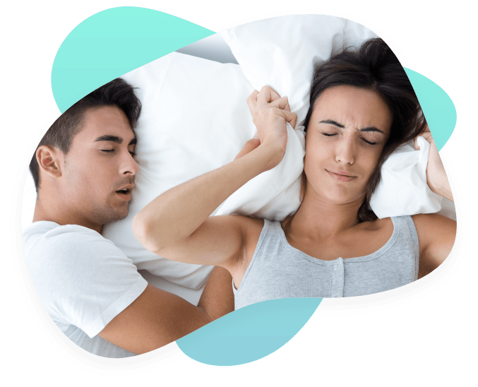 Frau und schnarchender Mann im Bett